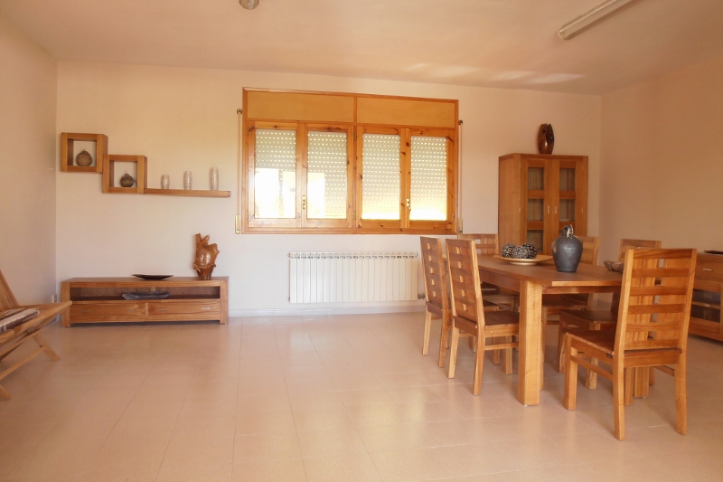 Comedor con mesa, sillas y muebles de madera