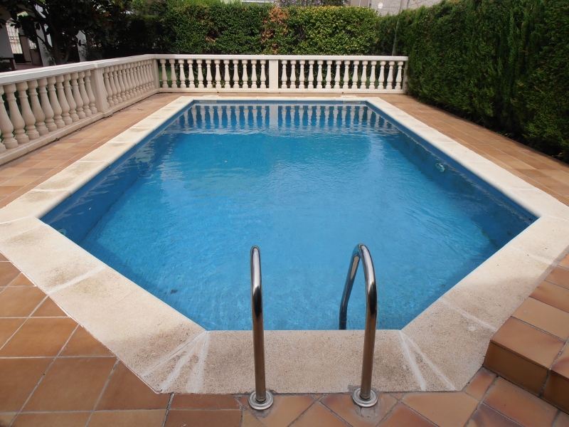 Piscina privada rodeada de jardín