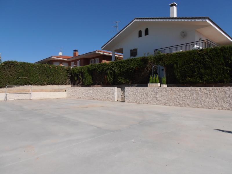 Pista deportiva con la casa al fondo
