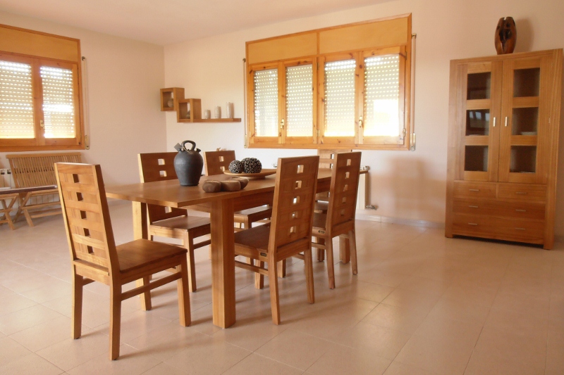 Comedor con mesa de madera para seis
