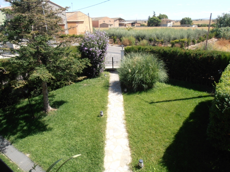 El jardín y el camino de entrada vistos desde el balcón