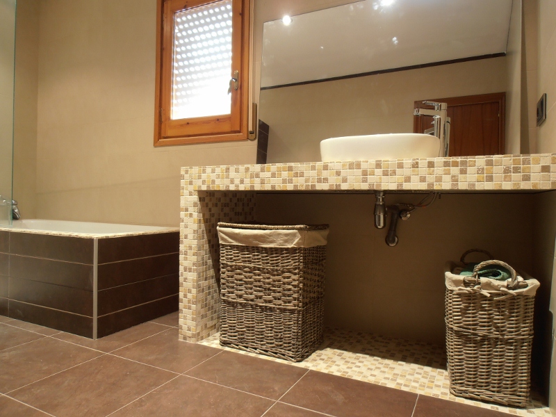 Cuarto de baño con bañera y lavabo de mosaico
