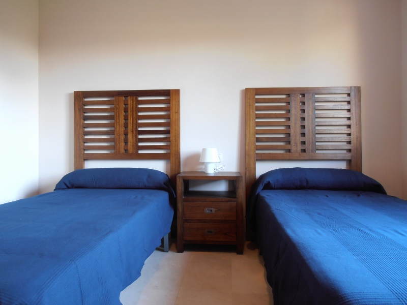 Habitación doble con camas individuales azules