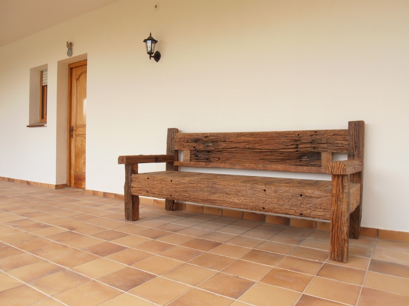 Porche con banco rústico de madera
